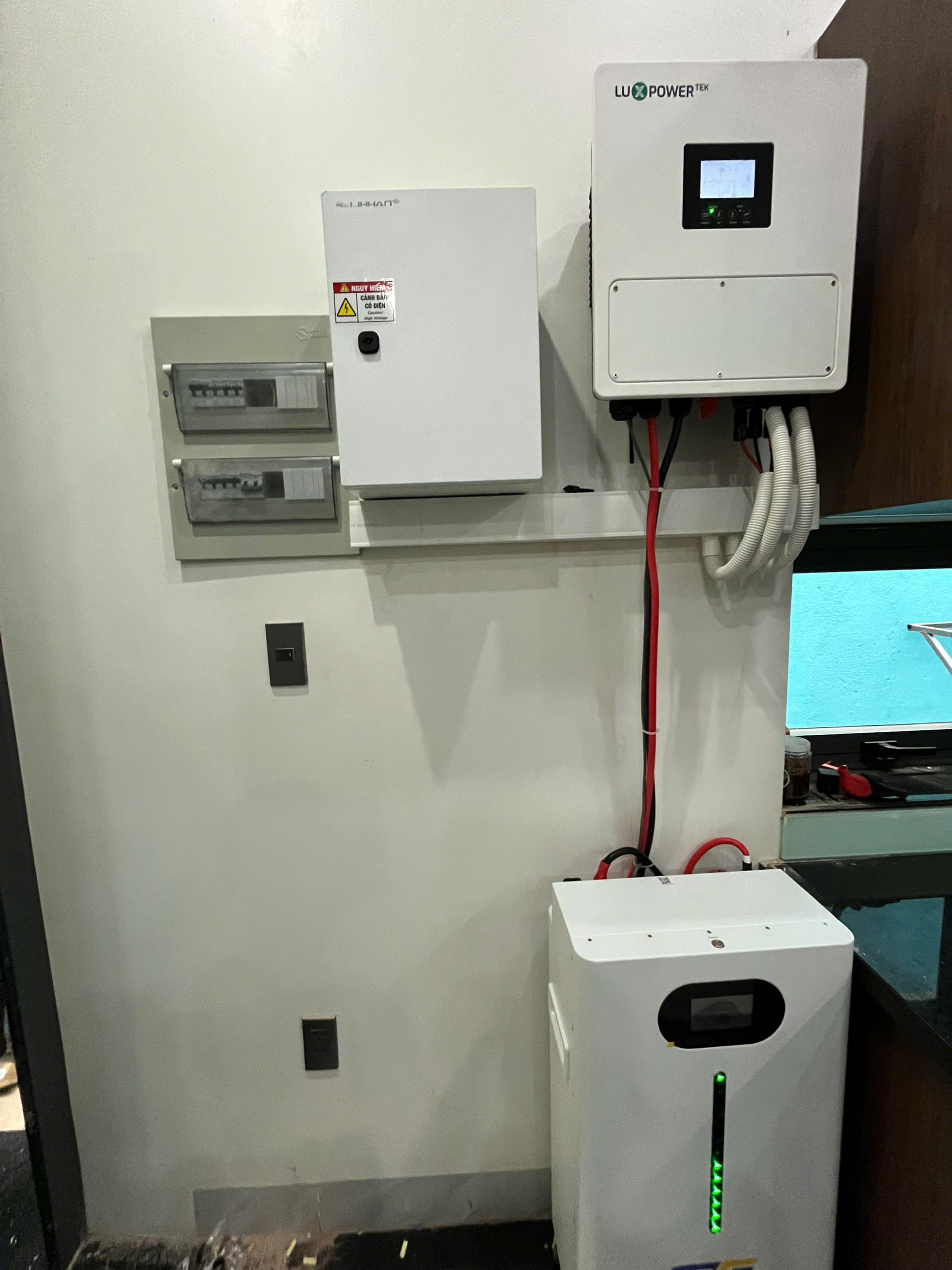 Inverter Luxpower SNA Pro 6.5kW và pin lưu trữ SVE Pro 16.6kWh IP65 lắp trong nhà